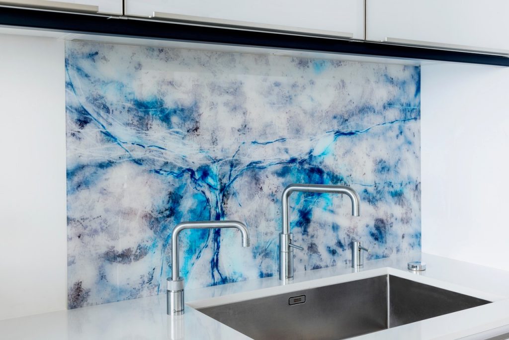 blue grey and white kitchen splashback